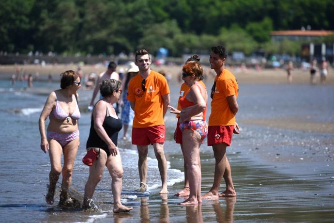 Este es el primer fin de semana con socorristas en las playas.