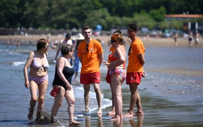 Este es el primer fin de semana con socorristas en las playas. Este es el primer fin de semana con socorristas en las playas.