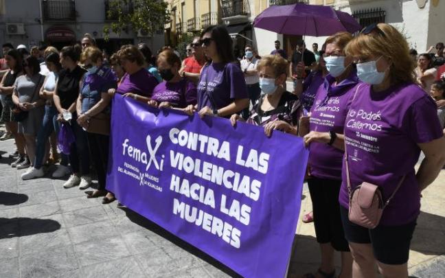 Minuto de silencio en Tíjola por la mujer asesinada. Minuto de silencio en Tíjola por la mujer asesinada.