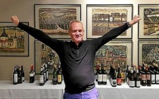 El experto en vino, Tim Atkin, posa satisfecho delante de la colección de botellas y vinos de Rioja Alavesa. Foto: P.J.P.