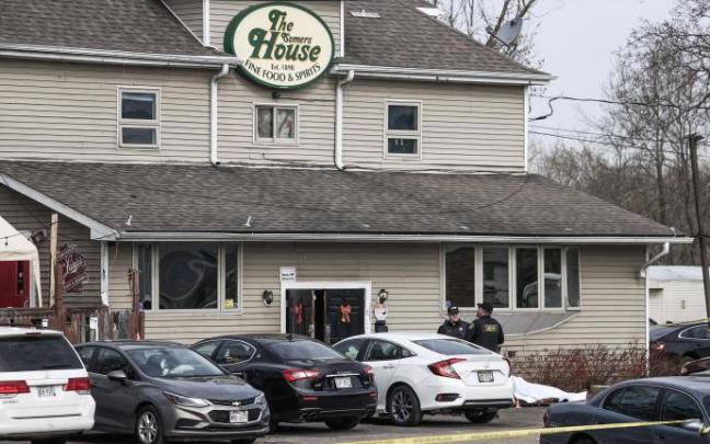La policía recoge pruebas tras el tiroteo en el bar de Kenosha en el que han muerto tres personas