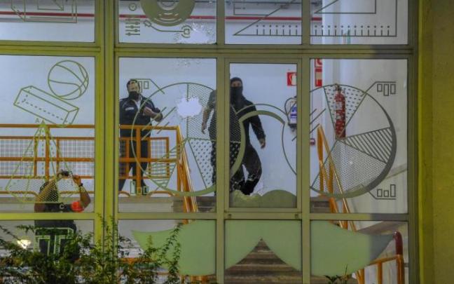 Cristaleras de la Facultad de Ciencias y Tecnología con impactos de los disparos Cristaleras de la Facultad de Ciencias y Tecnología con impactos de los disparos