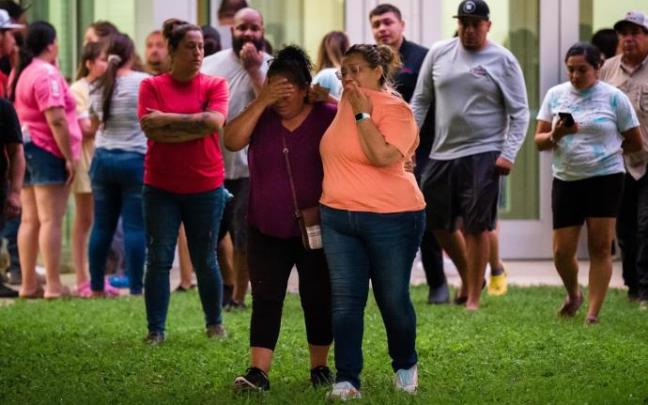 Dos mujeres esperan noticias de lo ocurrido en la escuela primaria de Uvalde. Dos mujeres esperan noticias de lo ocurrido en la escuela primaria de Uvalde.