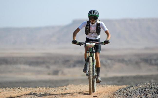 Imagen de archivo de un ciclista en la Titan Desert.