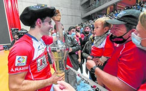 Jokin Altuna, enfundado con la txapela de campeón del Cuatro y Medio, dialoga con varios aficionados.