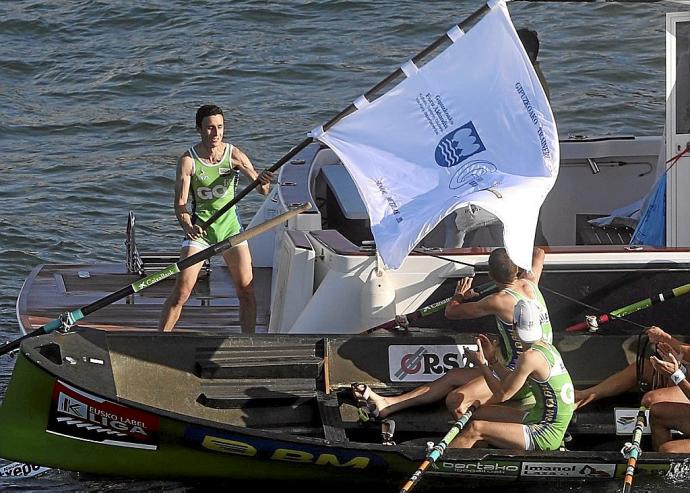 Ioseba Amunarriz, patrón de Hondarribia, ondea la bandera lograda el pasado año. Foto: Javi Colmenero