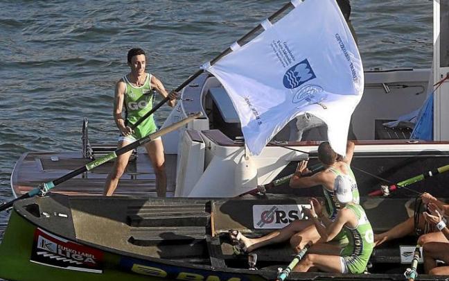 Ioseba Amunarriz, patrón de Hondarribia, ondea la bandera lograda el pasado año. Foto: Javi Colmenero
