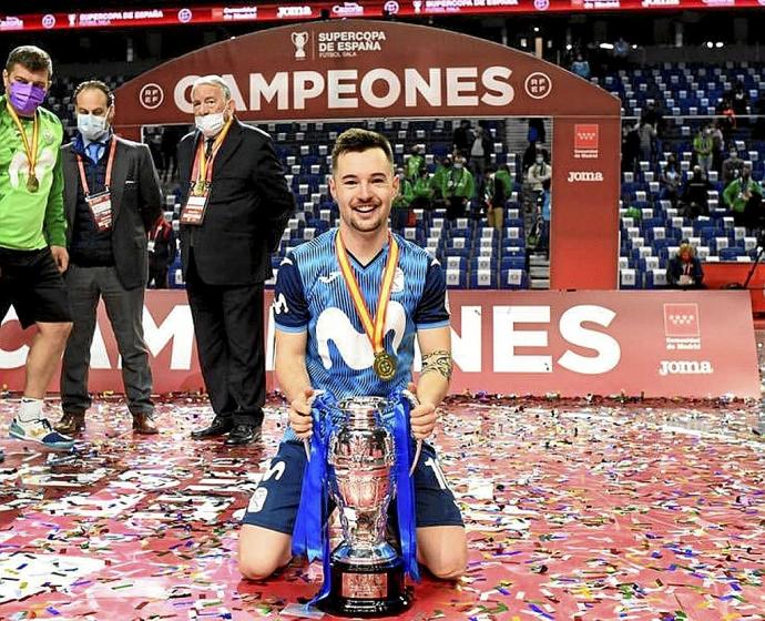 Dani Saldise posa feliz con el trofeo de la Supercopa de España. Foto: Movistar Inter
