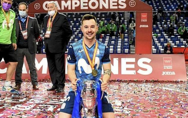 Dani Saldise posa feliz con el trofeo de la Supercopa de España. Foto: Movistar Inter