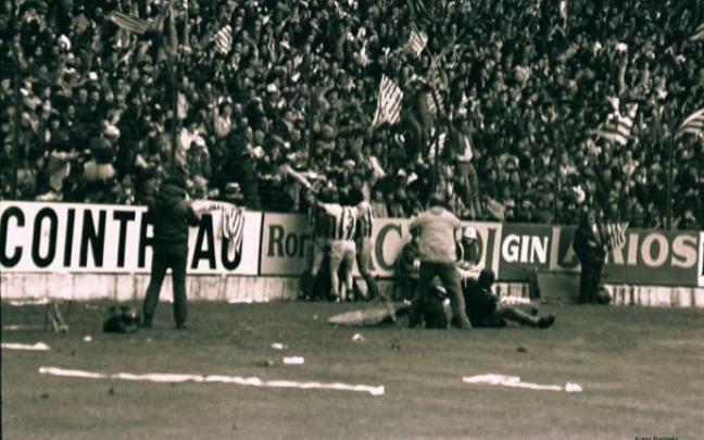 Los jugadores de la Real celebrando el gol de Zamora en El Molinón