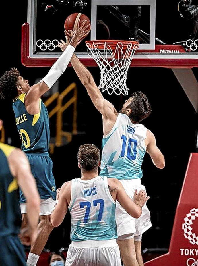 Tobey intenta taponar a Thybulle ante la mirada de Doncic. Foto: FIBA