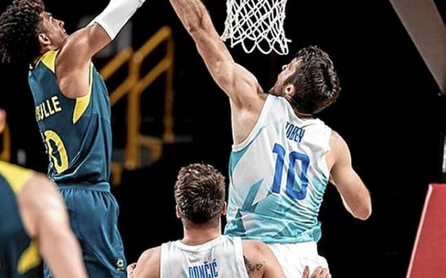 Tobey intenta taponar a Thybulle ante la mirada de Doncic. Foto: FIBA