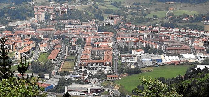 Vista general del entramado urbano de Azkoitia, en una imagen tomada desde el poblado de la Edad de Hierro de Munoaundi.