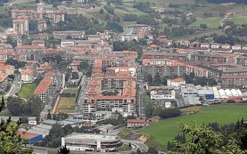 Vista general del entramado urbano de Azkoitia, en una imagen tomada desde el poblado de la Edad de Hierro de Munoaundi. Vista general del entramado urbano de Azkoitia, en una imagen tomada desde el poblado de la Edad de Hierro de Munoaundi.