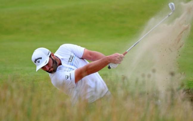 Jon Rahm saca la bola desde el bunker del hoyo 9, donde cometió un doble bogey. Jon Rahm saca la bola desde el bunker del hoyo 9, donde cometió un doble bogey.