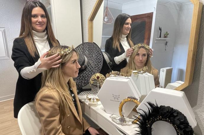 Edurne Aranda, impulsora de Tocados Posa Mariposa, en su taller de Falces probándole una corona a Ana Mendivil.