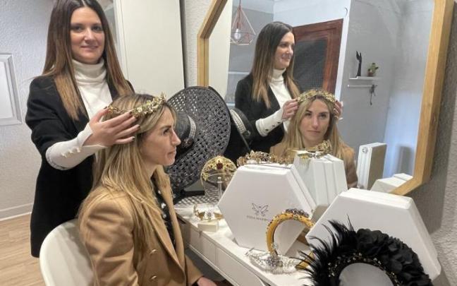 Edurne Aranda, impulsora de Tocados Posa Mariposa, en su taller de Falces probándole una corona a Ana Mendivil.
