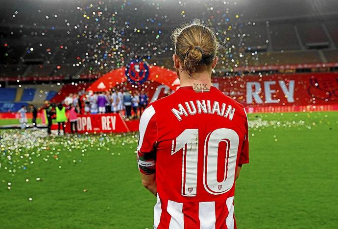 Iker Muniain atiende respetuosa y deportivamente desde la distancia la celebración de los jugadores de la Real Sociedad.