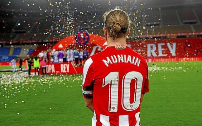 Iker Muniain atiende respetuosa y deportivamente desde la distancia la celebración de los jugadores de la Real Sociedad.