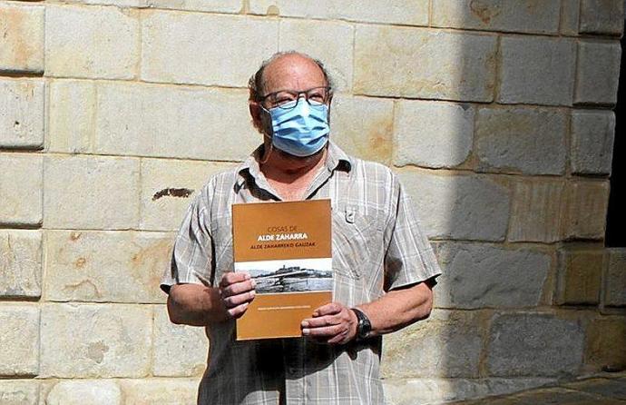 Ernesto Goiricelaya, sujetando su libro 'Cosas de Alde Zaharra'.