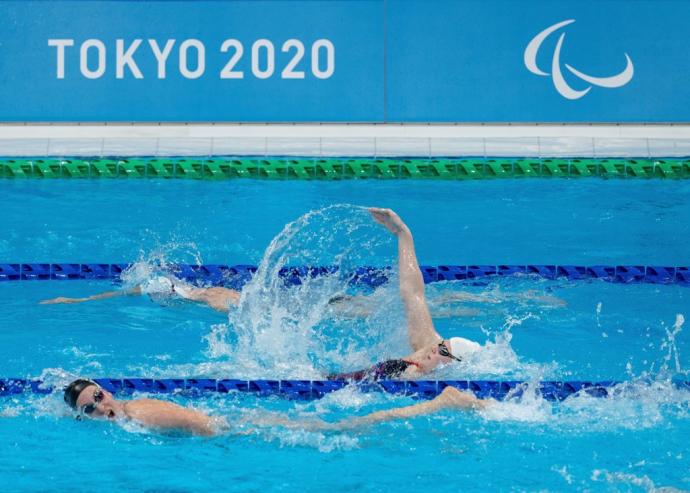 Nadadoras se ejercitan este lunes en el Tokyo Aquatics Centre.