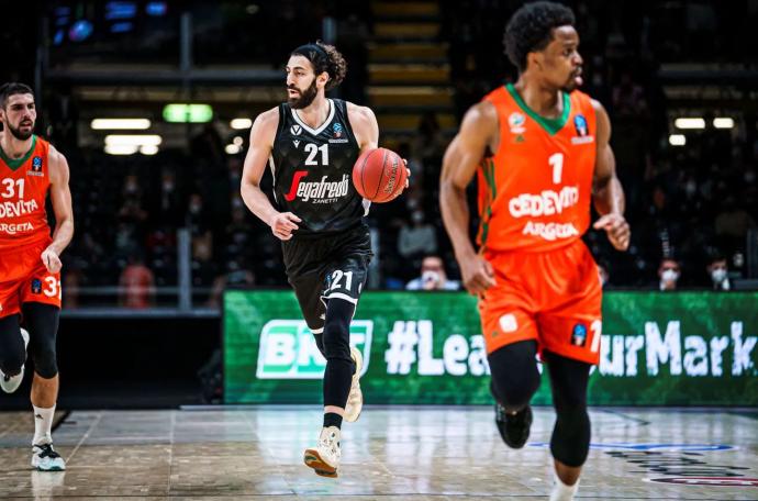 Shengelia conduce el balón, durante el partido de este jueves entre la Virtus de Bolonia y el Olimpia de Liubiana