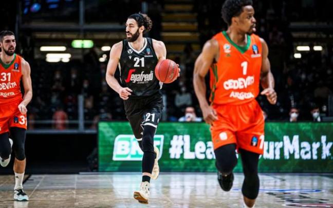 Shengelia conduce el balón, durante el partido de este jueves entre la Virtus de Bolonia y el Olimpia de Liubiana