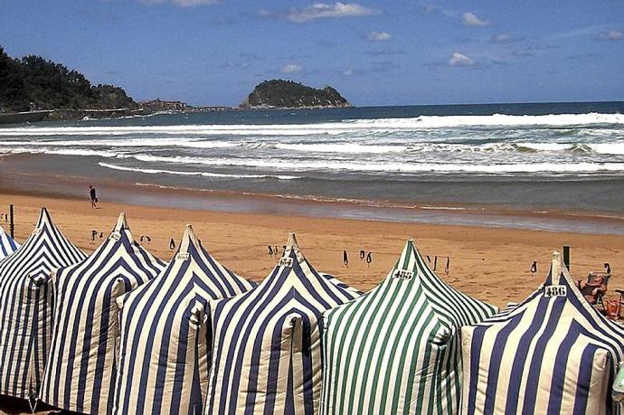 La playa de Zarautz con sus toldos. Foto: Ainara Lozano