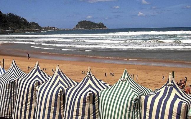 La playa de Zarautz con sus toldos. Foto: Ainara Lozano La playa de Zarautz con sus toldos. Foto: Ainara Lozano