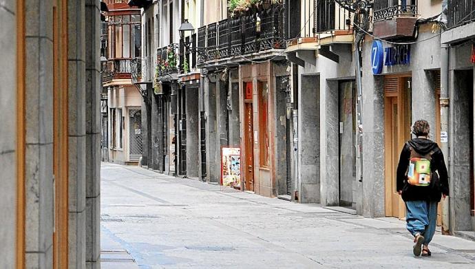 Una persona pasea por la calle Korreo de Tolosa, en la parte vieja.