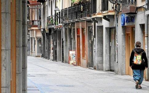 Una persona pasea por la calle Korreo de Tolosa, en la parte vieja.