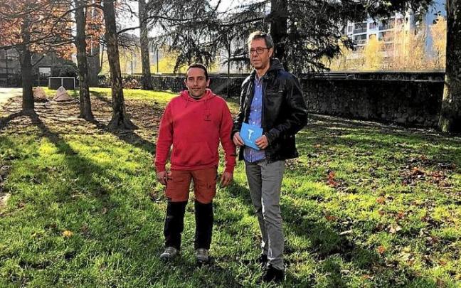 El educador canino Xabi Arrese y Patxi Amantegi, en Arkaute. Foto: M.S.S.