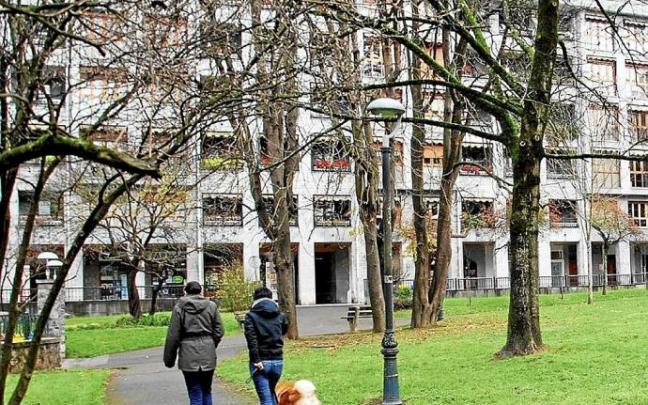 Dos personas pasean a su perro en el parque Zabalarreta. Foto: M.S.S.