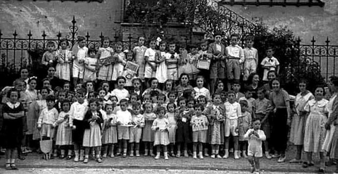 Tolosako Euskal Ikastolako lehen ikasleak, Maria Dolores Arbilla irakaslearekin. Argazkia: N.G.