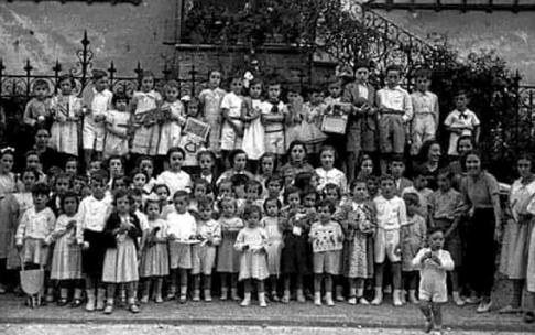 Tolosako Euskal Ikastolako lehen ikasleak, Maria Dolores Arbilla irakaslearekin. Argazkia: N.G.