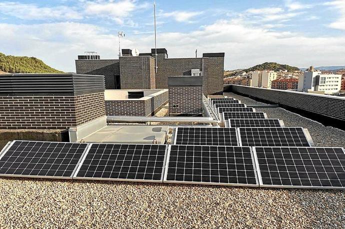 Tejado de una comunidad de vecinos con placas solares. Foto: N.G.