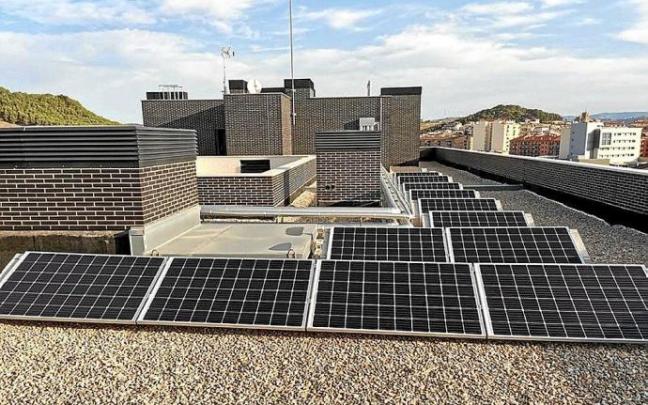 Tejado de una comunidad de vecinos con placas solares. Foto: N.G.