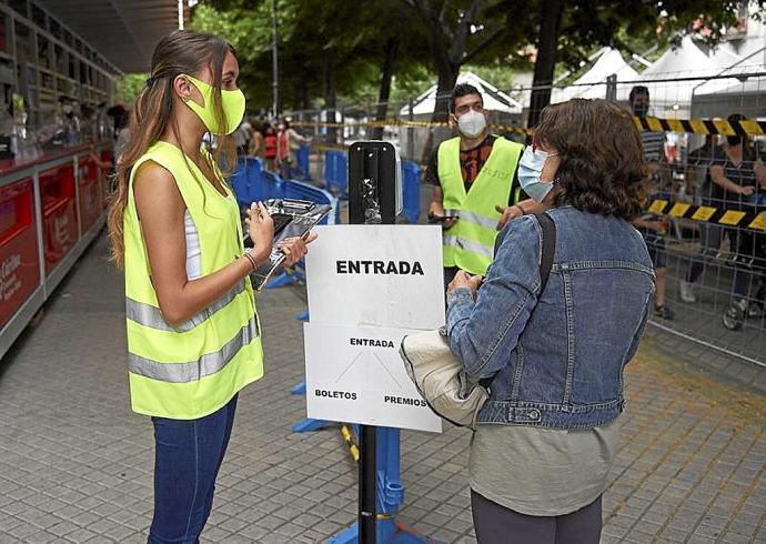 Voluntarios de Cáritas controlan el aforo.