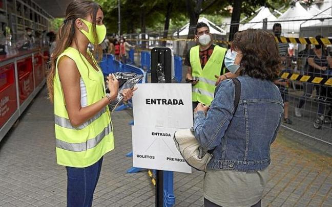 Voluntarios de Cáritas controlan el aforo. Voluntarios de Cáritas controlan el aforo.