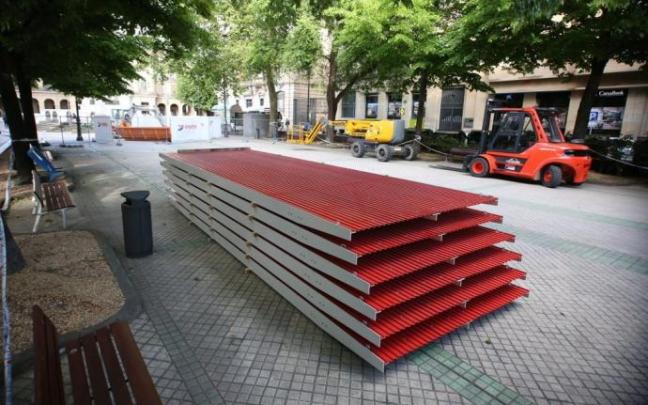 Imagen de los paneles metálicos en color rojo del nuevo diseño de la Tómbola.