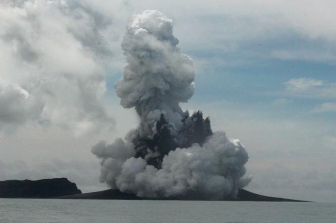 Erupción del volcán submarino Hunga Tonga-Hunga Ha'apai, en Tonga.