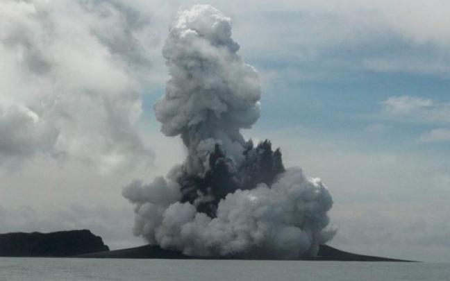 Erupción del volcán submarino Hunga Tonga-Hunga Ha'apai, en Tonga. Erupción del volcán submarino Hunga Tonga-Hunga Ha'apai, en Tonga.