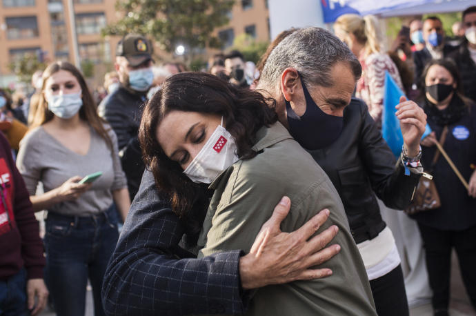 La presidenta de la Comunidad de Madrid y candidata a la reelección, Isabel Díaz Ayuso, abraza a Toni Cantó.
