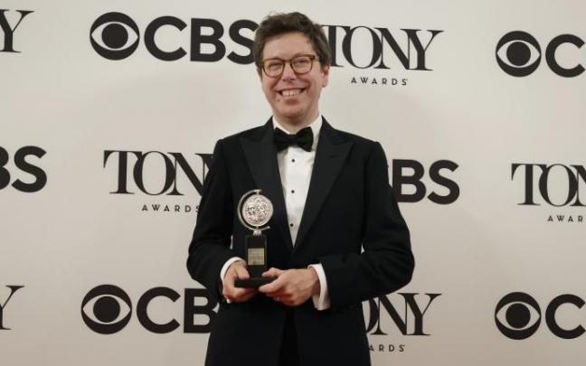 Ben Power sostiene su Tony tras ganar el precio como Mejor Obra por 'The Lehman Trilogy'. Ben Power sostiene su Tony tras ganar el precio como Mejor Obra por 'The Lehman Trilogy'.