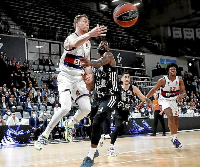 Raieste da un pase a un compañero ante la oposición de Gist durante la victoria contra el Asvel. Foto: Euroliga