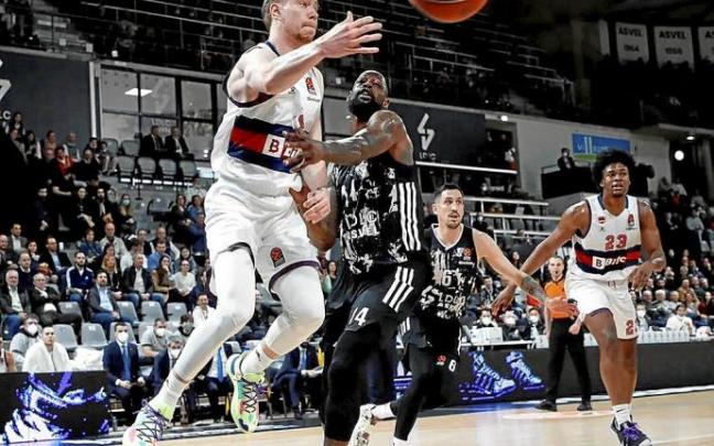 Raieste da un pase a un compañero ante la oposición de Gist durante la victoria contra el Asvel. Foto: Euroliga