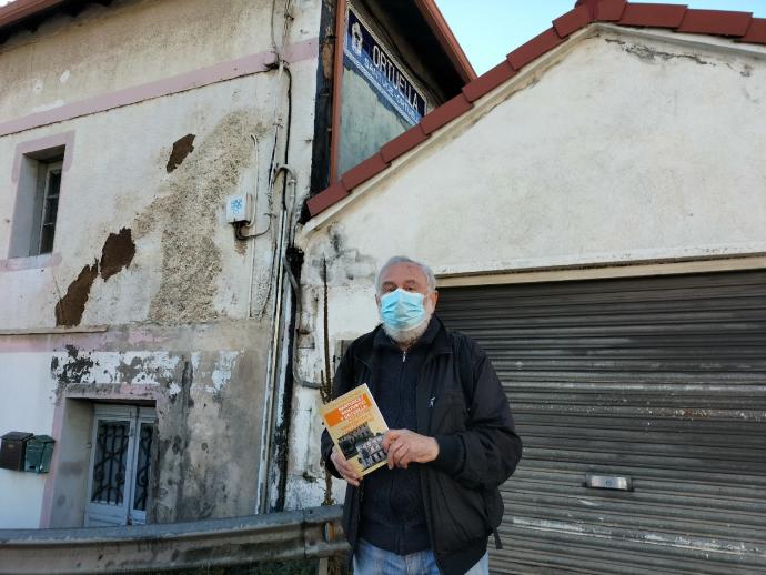 Etxebarria, con su libro bajo el indicador del antiguo municipio Santurce Ortuella.