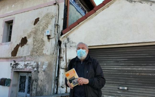 Etxebarria, con su libro bajo el indicador del antiguo municipio Santurce Ortuella.