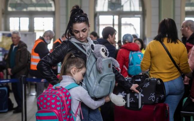 Una mujer y su hija, junto con otros refugiados de Ucrania, esperan en la estación de Przemysl, Polonia. Una mujer y su hija, junto con otros refugiados de Ucrania, esperan en la estación de Przemysl, Polonia.