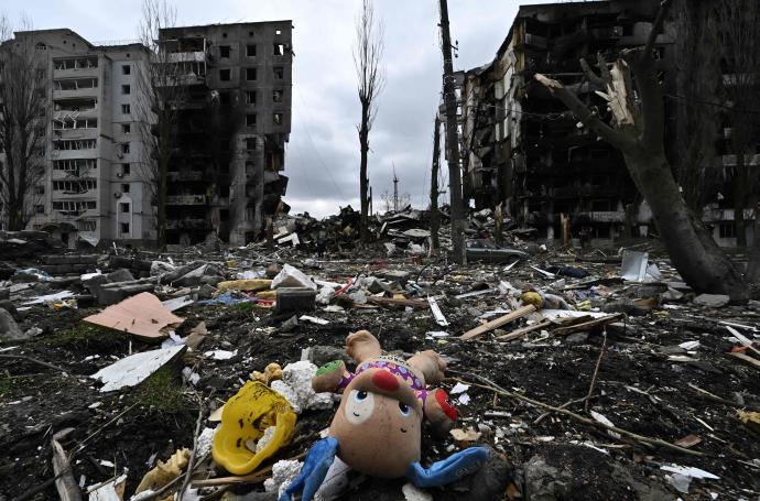 Un juguete y pertenencias personales asoman entre los escombros de un edificio residencial, en la ciudad de Borodianka.